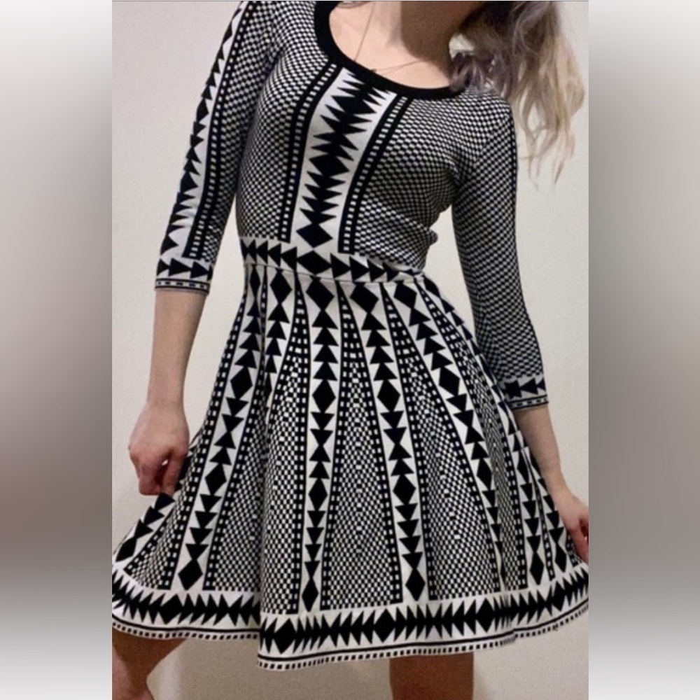 NINA LEONARD GEOMETRIC PATTERN FIT & FLARE KNIT BABYDOLL STYLE DRESS SIZE MEDIUM